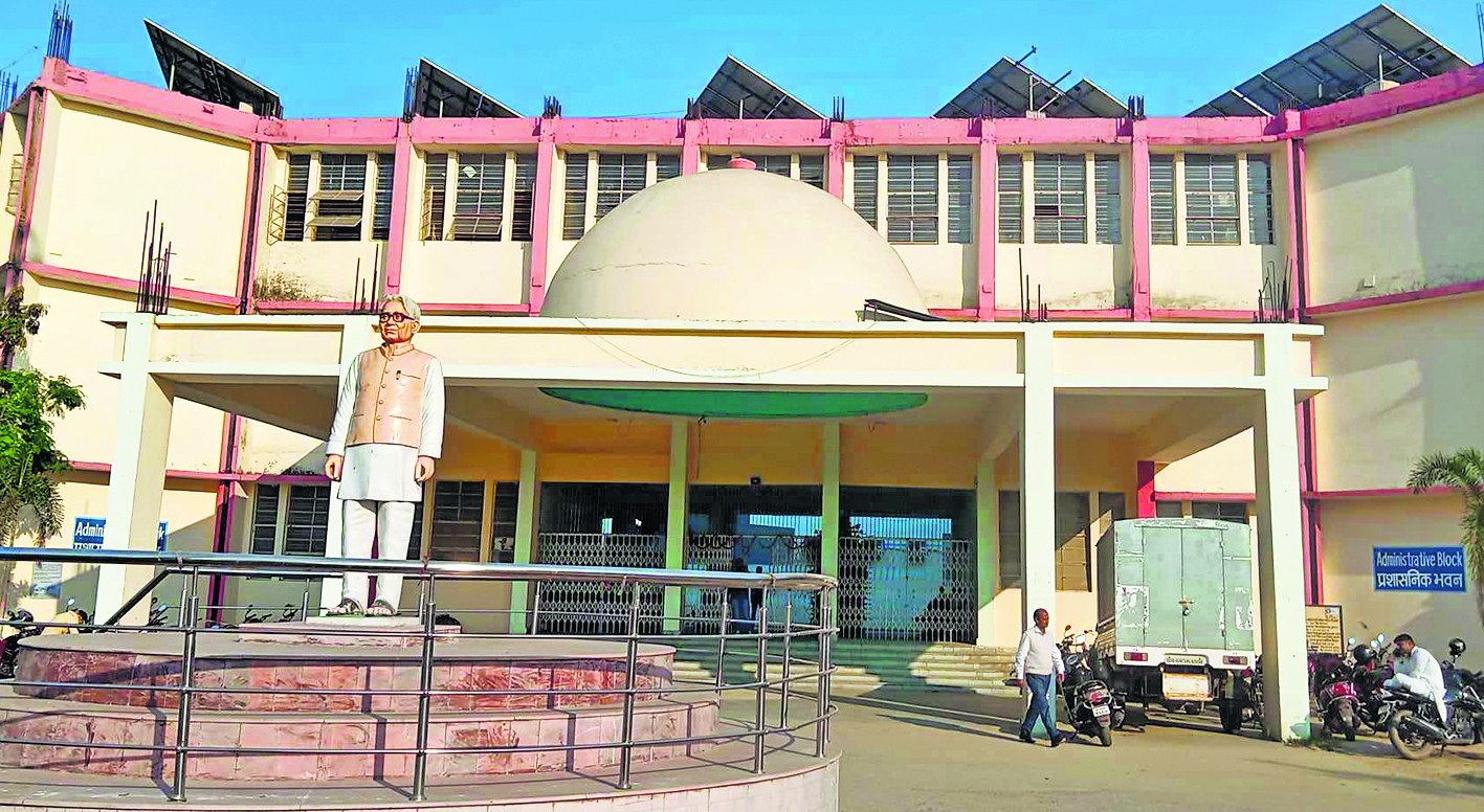 Chhapra News : दो साल पीछे चल रहा पीजी का सत्र, अपडेट करना होगा मुश्किल