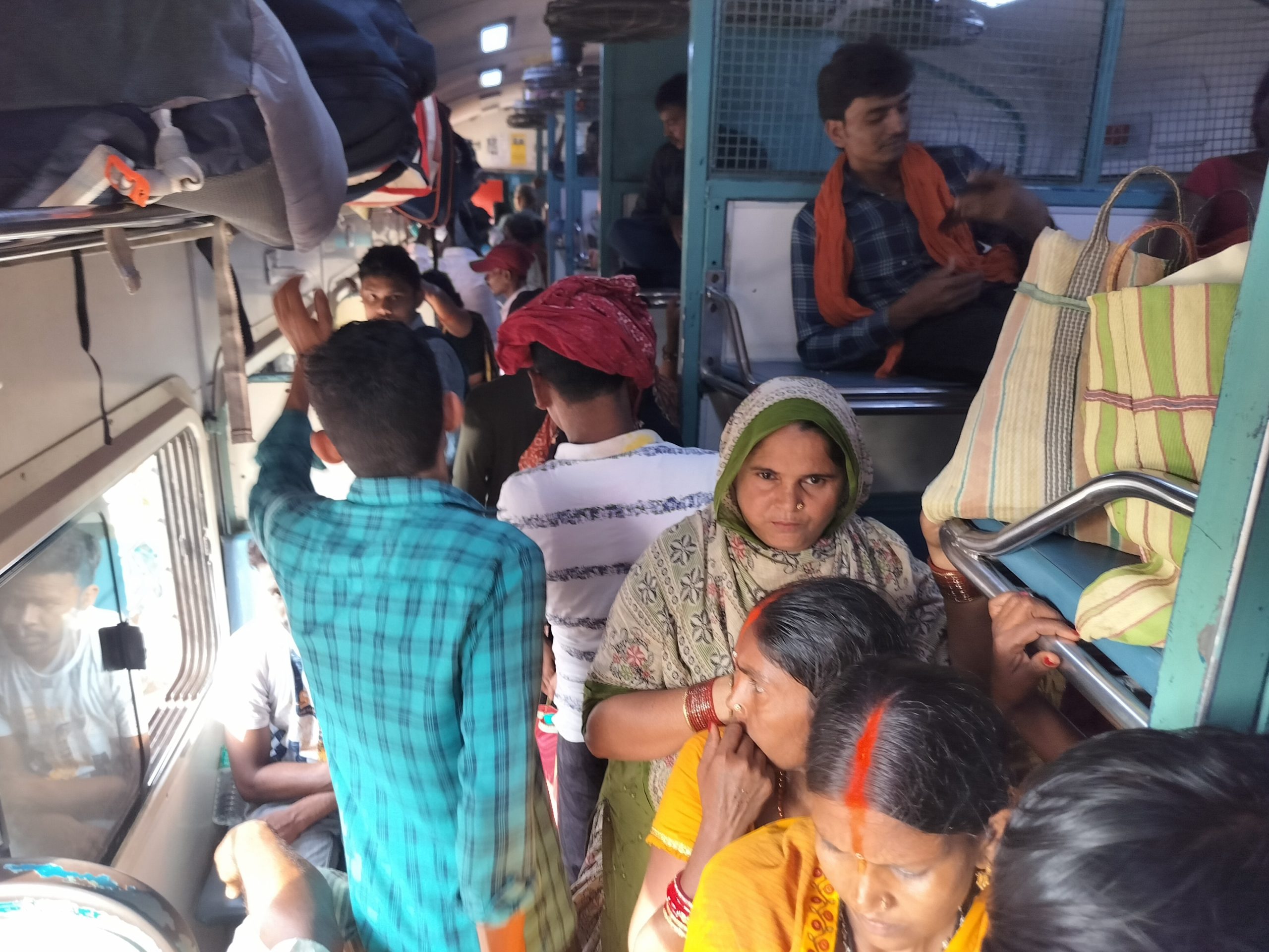 लंबी दूरी की सभी ट्रेनों में रह रही खचाखच भीड़
