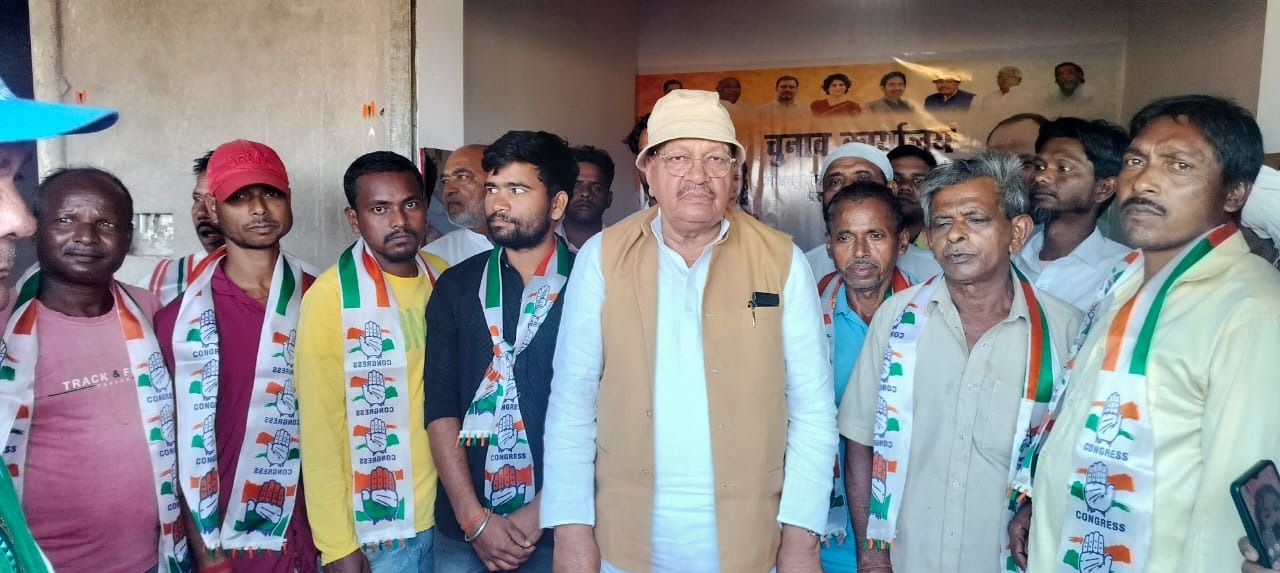 मोहनपुर गांव के दर्जनों लोगों ने कांग्रेस की ली सदस्यता
