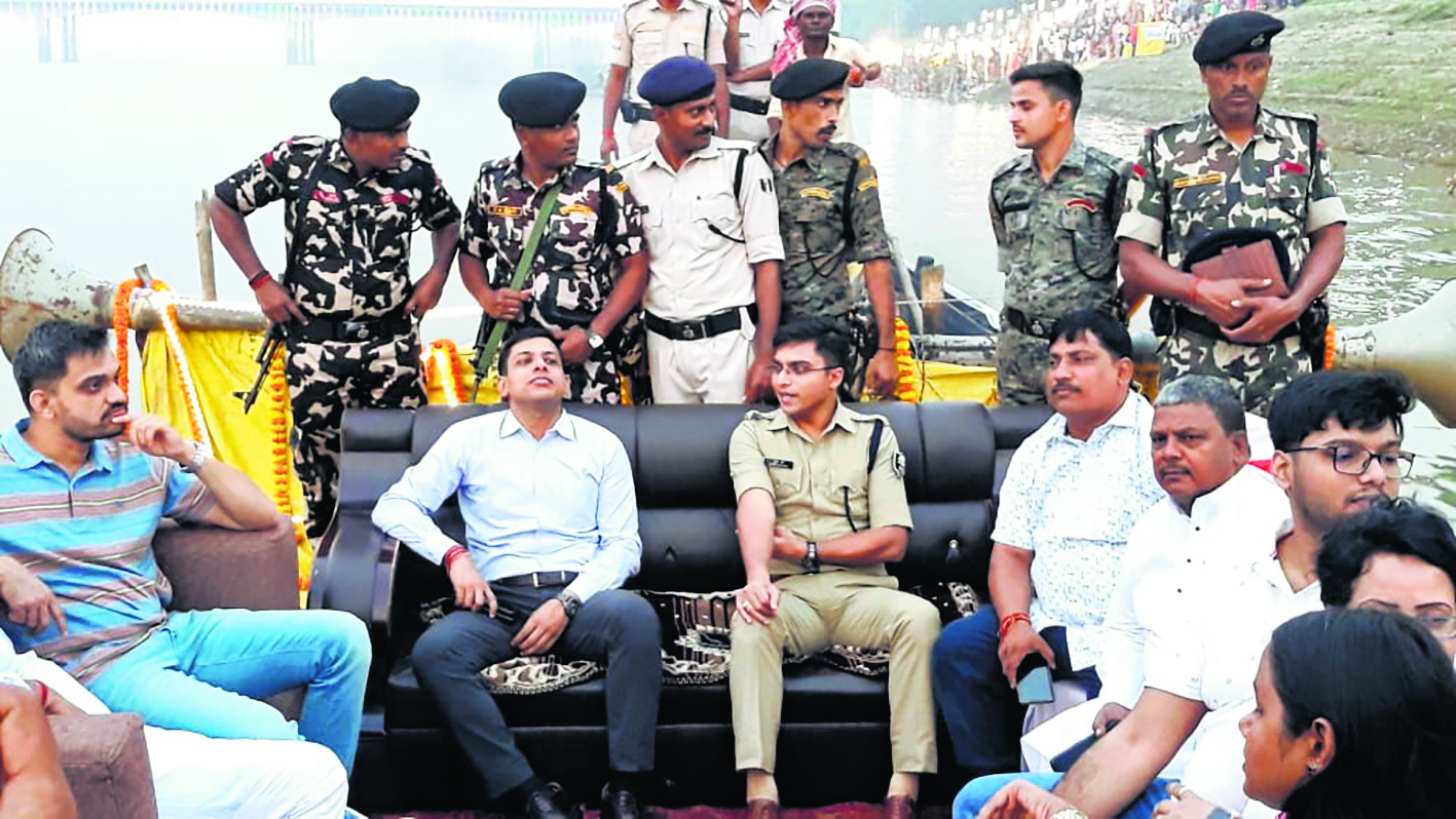 विभिन्न छठ घाटों का डीएम व एसपी ने की निरीक्षण