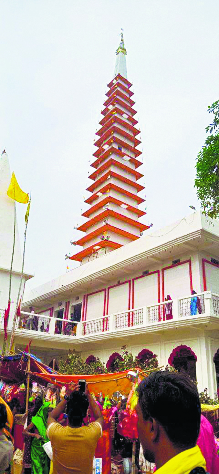 कंजिया ठाकुर जी का धूमधाम से मनाया गया वार्षिकोत्सव- कंजिया धाम पहुंचने के सभी रास्तों पर दिखा पैदल पहुंचने वाले श्रद्धालुओं का जन सैलाब- धाम से तीन किलोमीटर पूर्व ही मठिला पोखरा पर वाहनों का बनाया गया था पार्किंग स्थलफ़ोटो-2- ठाकुर जी का पूजा अर्चन करते श्रद्धालुफोटो-3- नये मंदिर में स्थापित भगवान लक्ष्मी नारायण की प्रतिमाफोटो-4- पूजा अर्चन को लेकर उमड़ी भीड़फोटो-5- कंजिया धाम में बना नया मंदिरफोटो-6- कंजिया धाम में श्रद्धालुओं को प्रसाद वितरण करते युवाफोटो-7- कंजिया धाम परिसर में लगी श्रद्धालुओं की भीड़नावानगर. अस्था व विश्वास का केंद्र बने कंजिया धाम में शुक्रवार को ठाकुर जी का वार्षिक धूमधाम से मनाया गया. जहां आस्था का सैलाब उमड़ पड़ा. सुदुरवर्ती इलाका होने के बावजूद धाम में पहुंचने वाले हर मार्ग श्रद्धालुओं व स्थावानों से भरा रहा. सुबह होने के साथ ही लोग अपने घरों से दूध व अन्य सामग्री लेकर पहुंचने लगे. कंजिया धाम में न केवल स्थानीय लोग पहुंचे बल्कि दूर दराज के साथ ही अन्य प्रदेशों से काफी संख्या में लोग व आस्थावान पहुंचे. जहा पहुंच ठाकुर जी की वार्षिकोत्सव पूजा में शामिल हुए. लोगों ने ठाकुर जी का पूजा अर्चन पूरे दिन पहुंचकर करते रहे. इस क्रम में देर रात तक पूजा अर्चन व प्रसाद वितरण का कार्य चलता रहा. दोपहर बाद पुड़ी खीर का प्रसाद ग्रहण कर श्रद्धालु अपने गंतव्य की ओर रवाना होते रहे. वहीं आने का क्रम भी लगातार जारी रहा. ज्ञात हो कि कंजिया धाम में हर साल कार्तिक पूर्णिमा के दिन काफी धूमधाम से वार्षिकोत्सव मनाया जाता है. कार्तिक पूर्णिमा के दिन ठाकुर जी का दर्शन करने के लिए आम से खास पहुंचते है. यहां श्रद्धालुओं का जमावड़ा देर शाम तक लगा रहा. कार्तिक पूर्णिमा के अवसर पर ठाकुरजी के आयोजित पूजनोत्सव के मौके पर पूजा-अर्चना को भीड़ का आलम इस कदर रहा की मठिला से कंजिया तक लगभग 4 किलोमीटर की दूरी श्रद्धालुओं की लंबी कतार लगी रही. अहले सुबह से ही श्रद्धालुओं की भीड़ ठाकुर जी के दर्शन को उमड़ पड़ा. हजारों की संख्या में कंजिया धाम पहुंच श्रद्धालुओं ने ठाकुरजी दरबार में माथा टेक मन्नते मांगी. स्थिति यह रही की श्रद्धालुओं की आगमन से कोरान सराय-मठिला व नारायणपुर मठिला मार्ग में पैदल चलने वाले श्रद्धालुओं के साथ वाहनों की जाम लगी रही. वहीं पगडंडी, कच्चे रास्ते, खेत खलिहान व पक्की मार्ग के सहारे काफी संख्या में श्रद्धालु ठाकुरजी दरबार में पहुंचे. एक अनुमान के अनुसार शुक्रवार की देर शाम तक लगभग छह लाख श्रद्धालुओं ने ठाकुर जी का दर्शन पूजन के लिए कंजिया धाम पहुंचे थे. श्रद्धालुओं की जनसैलाब से कंजिया धाम एक विशाल मेला का रूप ले लिया था. मंदिर पुजारी राजेन्द्र उपाध्याय के अलावे बिनोद उपाध्याय और धीरज उपाध्याय, कृष्ण बिहारी राय, सुरेंद्र उपाध्याय ने बताया कि ठाकुर जी का वार्षिकोत्सव धूमधाम से मनाया गया. उन्होंने बताया कि छह लाख से ज्यादा लोगों को प्रसाद में बनी पूड़ी खीर दिया गया. ऐसा मानना है कि ठाकुर जी धाम से कोई खाली हाथ नहीं लौटता. इस पवित्र भूमि पर पांव रखते ही लोगों में धर्म व ईश्वर के प्रति आस्था जागृत हो जाती है. यहां आने वाले हर किसी की मनोकामना पूरी होती है. श्रद्धालुओं का मानना है कि यहां असाध्य रोग व विषैले जन्तुओं के डसने से पीड़ित लोगों को पहुचते ही वे पीड़ा मुक्त हो जाते हैं.ठाकुर जी के मंदिर में अनवरत जलते हैं पंचदीपठाकुर जी की दरबार में अनवरत जलते पंचदीप की महिमा का बखान लोगों की जुबान पर बनी रही. यहां लगातार 20 वर्षो से दीप अनवरत जलते रहते है. कंजिया धाम को लेकर मान्यता है कि विषैले जन्तु से पीड़ित लोग ठाकुर जी के दरबार में पहुंचते ही उठकर बैठ जाते है. इसी को लेकर कंजिया धाम में लोगों का आस्था व विश्वास बढ़ता गया. इसका लाभ लेने वाले स्थानीय लोगों में काफी आस्था है. इसके साथ ही कंजिया धाम में उगने वाले फसलों पर भी किसी प्रकार के किट व्याधि का प्रकोप नहीं होता है. फसल लोग रोग मुक्त उपजाते है. जो लोगों में विशेष प्रकार की आस्था है.कंजिया धाम की अलग है मान्यताकंजिया धाम का मान्यता है कि यहां विषैले जीव जन्तु के काटने के बाद पहुंंचने पर ठाकुर जी की कृपा से रोगी का पीड़ा स्वत: समाप्त हो जाता है. यहां पहुंचते ही रोगी ठीक हो जाता है. सर्प का काटा हुआ मरीज लाद कर व दूसरों के कंधे पर तो पहुंचता है लेकिन कंजिया धाम पहुंचने के बाद अपने पैरों से ही चलकर वह अपने घर जाता है. यहां किसी प्रकार की झाड़-फूंक भी नहीं किया जाता है. दरबार की कृपा से सबकुछ होता है. धाम के आस-पास फसलों में भी किसी प्रकार की कीट ब्याधि का प्रभाव नहीं होता है.वर्ष 2010 में बना है नया मंदिरकजियां वाले बाबा ने यहां कभी ठाकुर बारी की स्थापना की थी