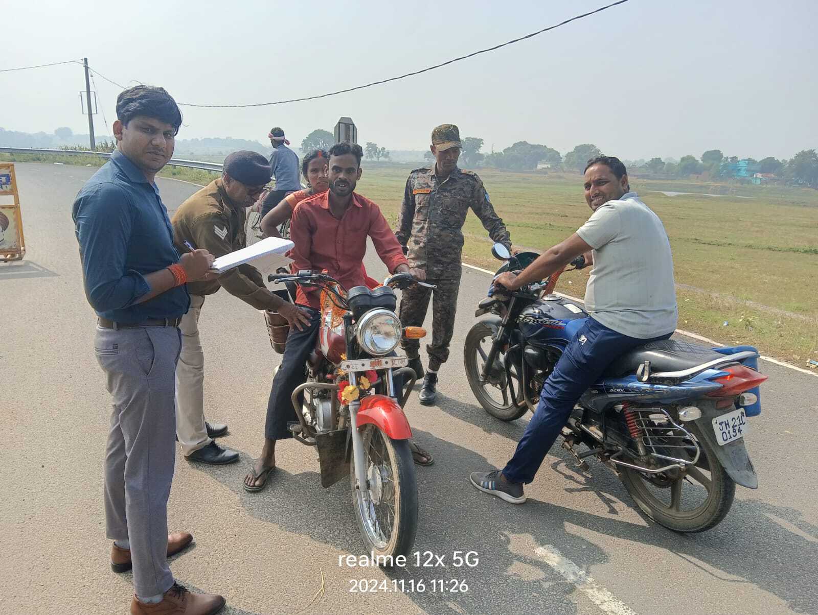 दुपहिया वाहन चालकों को हेलमेट पहने की दी हिदायत
