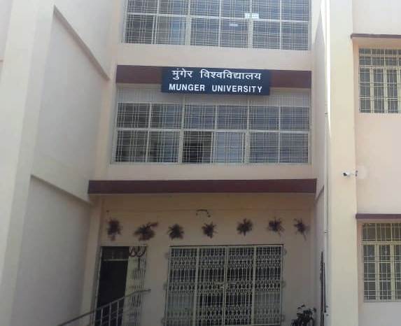हिंदी के शिक्षक बना रहे बजट, इतिहास के संभाल रहे लीगल मामले