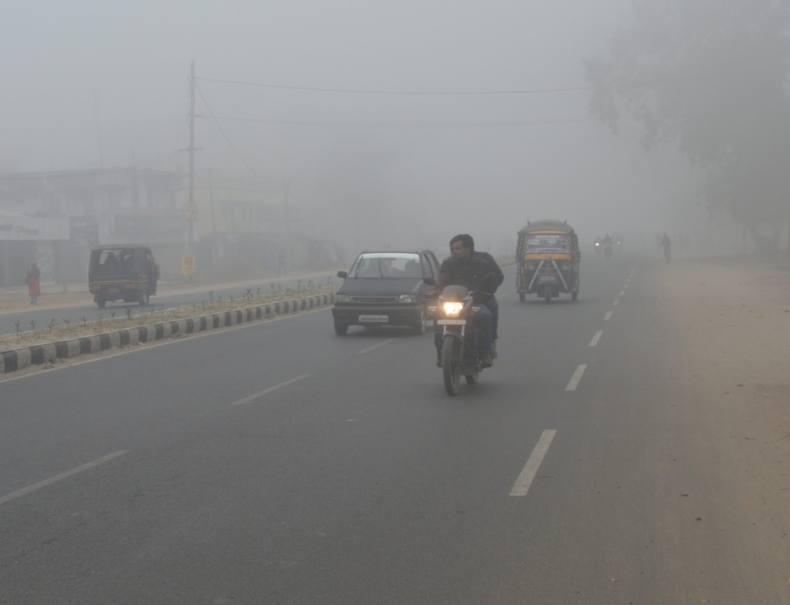 मौसम में ठंडक बढऩे से धीरे-धीरे रफ्तार पकड़ने लगी है सर्दी