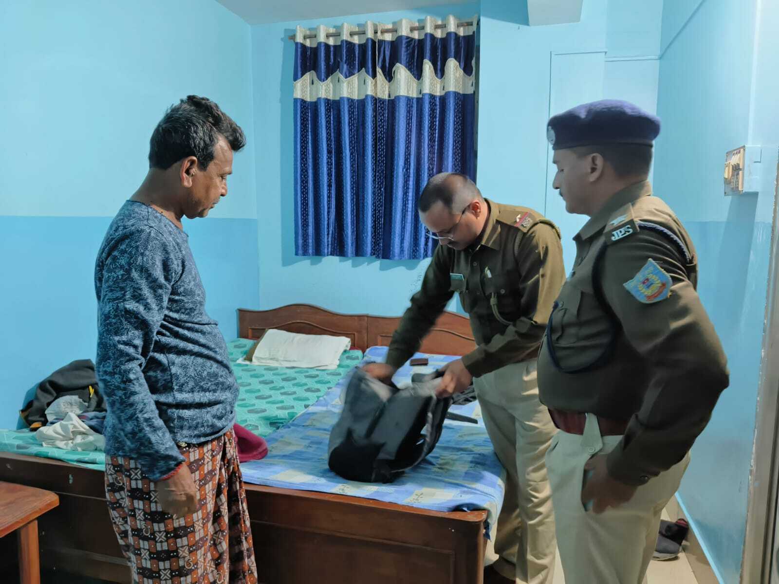 शहर के होटल व लॉज में की गयी चेकिंग, यात्रियों से पूछताछ