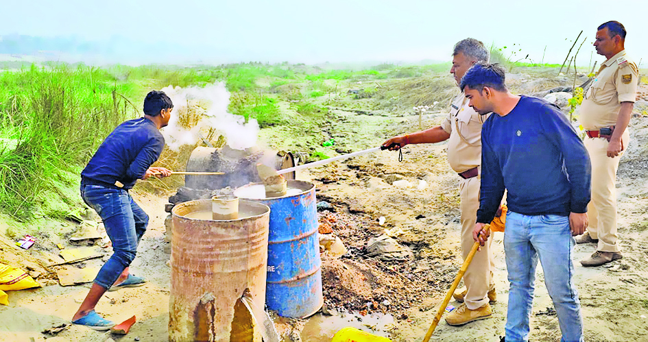 Chhapra News : विशेष छापेमारी अभियान के तहत 24 घंटे में 142 लीटर शराब बरामद, 11 गिरफ्तार
