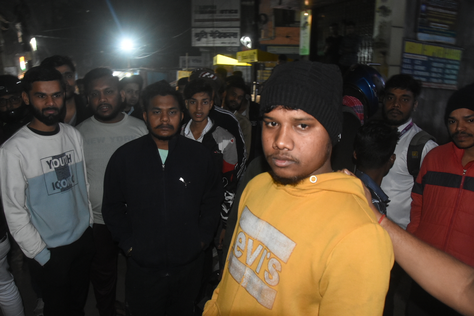 DHANBAD NEWS : शादी कर भाग रहे युवक-युवती को परिजनों ने पकड़ा