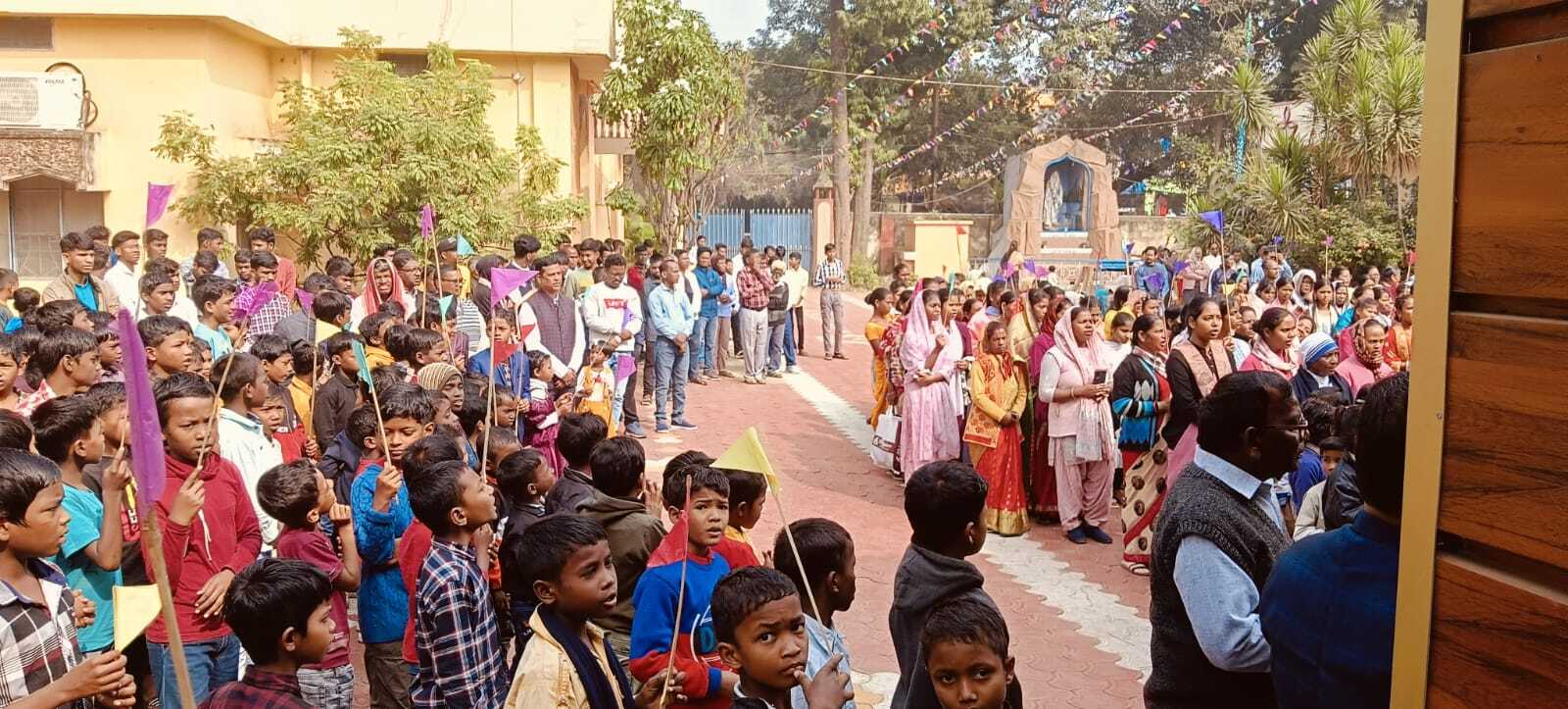 Giridih News: यीशु ख्रीस्त राजा तेरा राज आवे… के नारों के साथ निकली शोभायात्रा