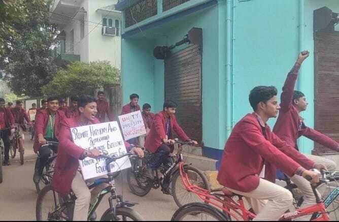 डीएवी के बच्चों ने शहर में साइकिल से निकाली सद्भावना रैली