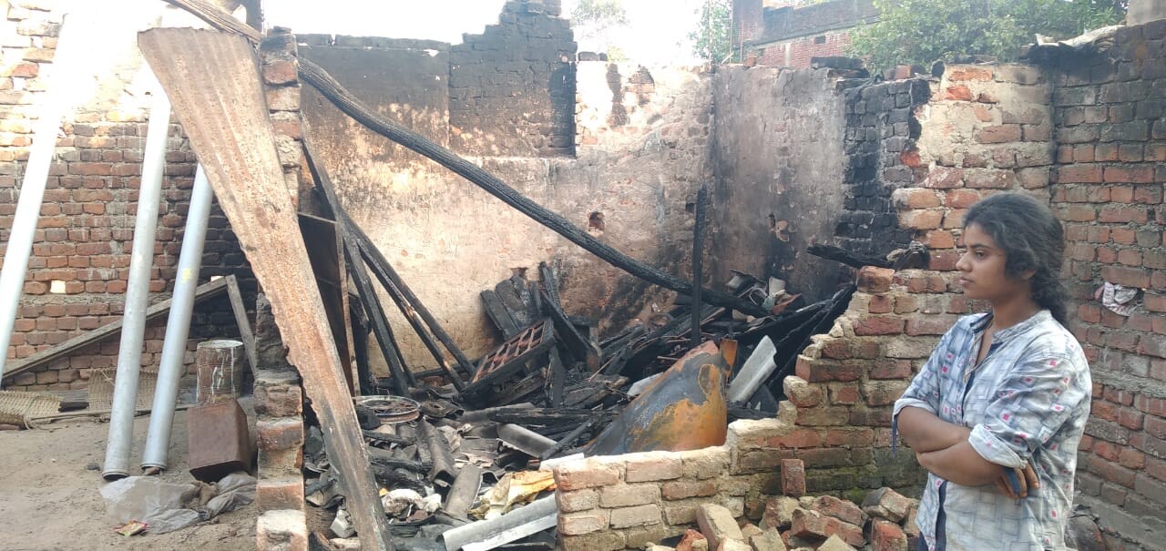 Giridih News: घर में आग लगा देने का आरोप, थाना से इंसाफ की गुहार