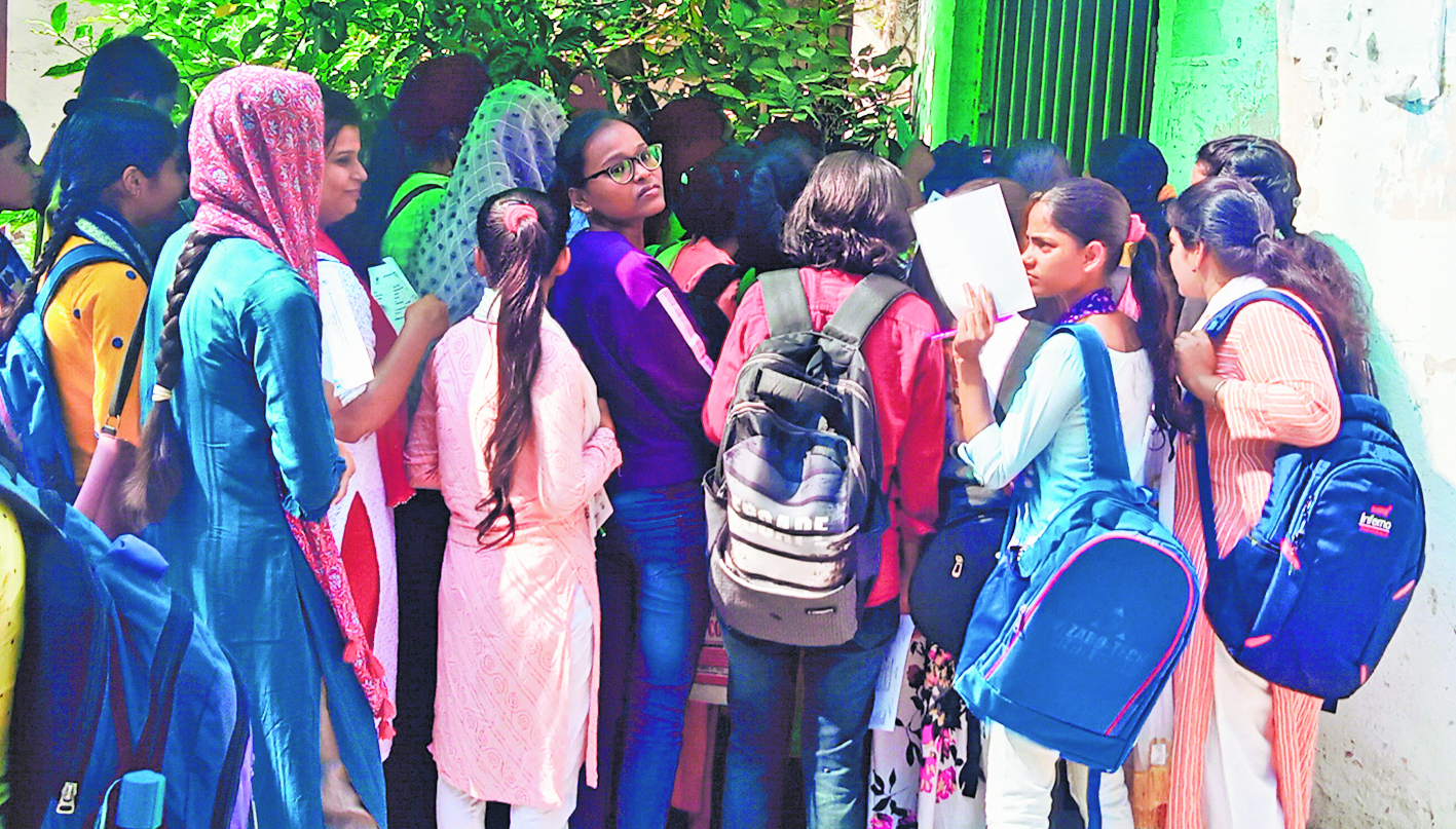 Chhapra News : जिले के आठ केंद्रों पर आज से होगी स्नातक पार्ट टू की प्रायोगिक परीक्षा