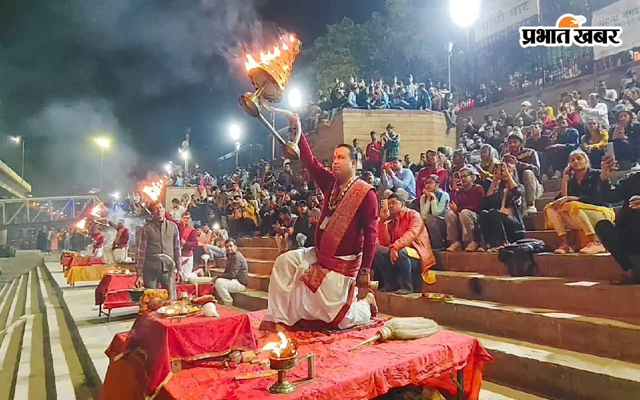 Photos: पटना में 4 महीने बाद फिर शुरू हुई गंगा महाआरती, श्रद्धालुओं की उमड़ी भीड़