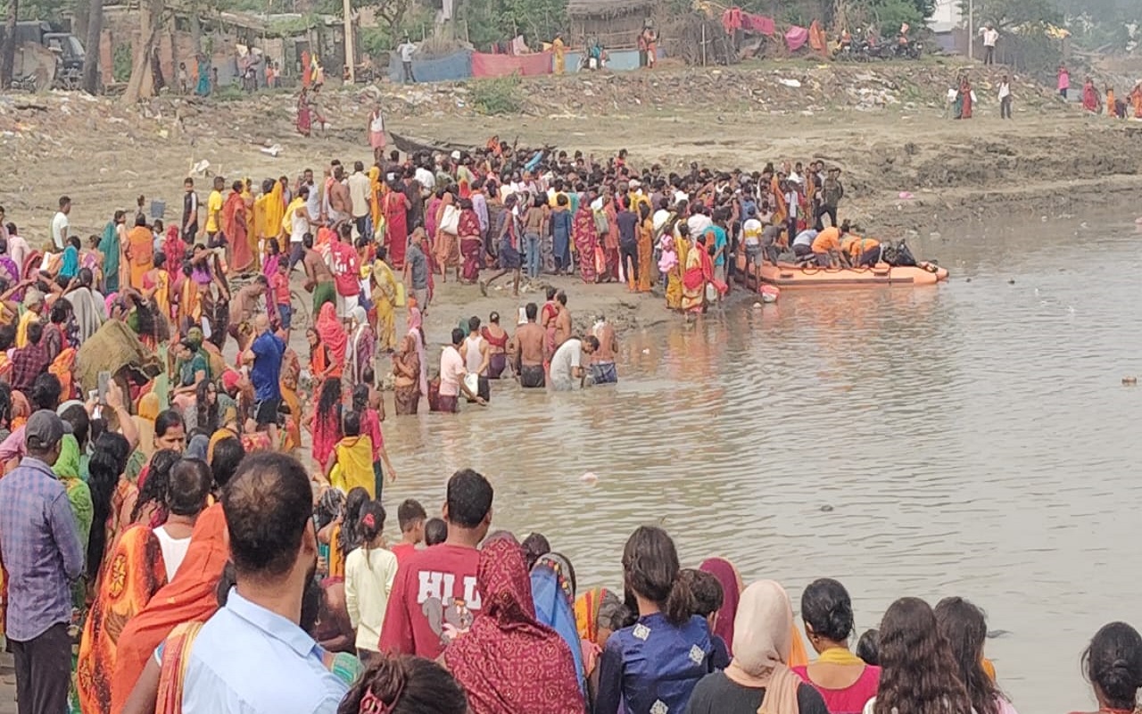 Bihar News: बिहार में छठ की तैयारी के बीच कई घरों के बुझे चिराग, स्नान के दौरान नदी में डूबने से मौत