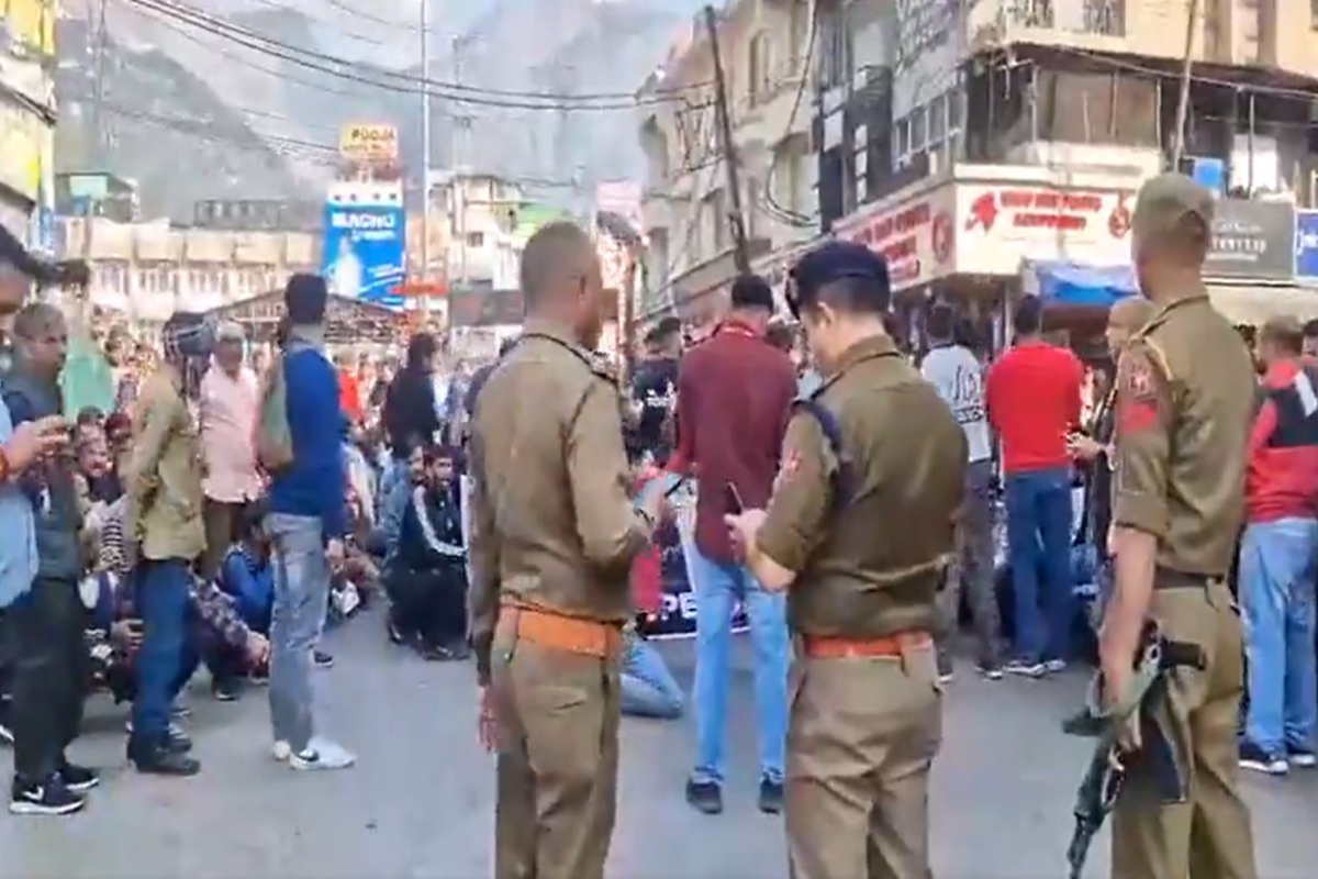 Jammu Kashmir News: माता वैष्णो देवी रोपवे प्रोजेक्ट के खिलाफ जोरदार प्रदर्शन, उग्र भीड़ ने पुलिस पर किया पथराव