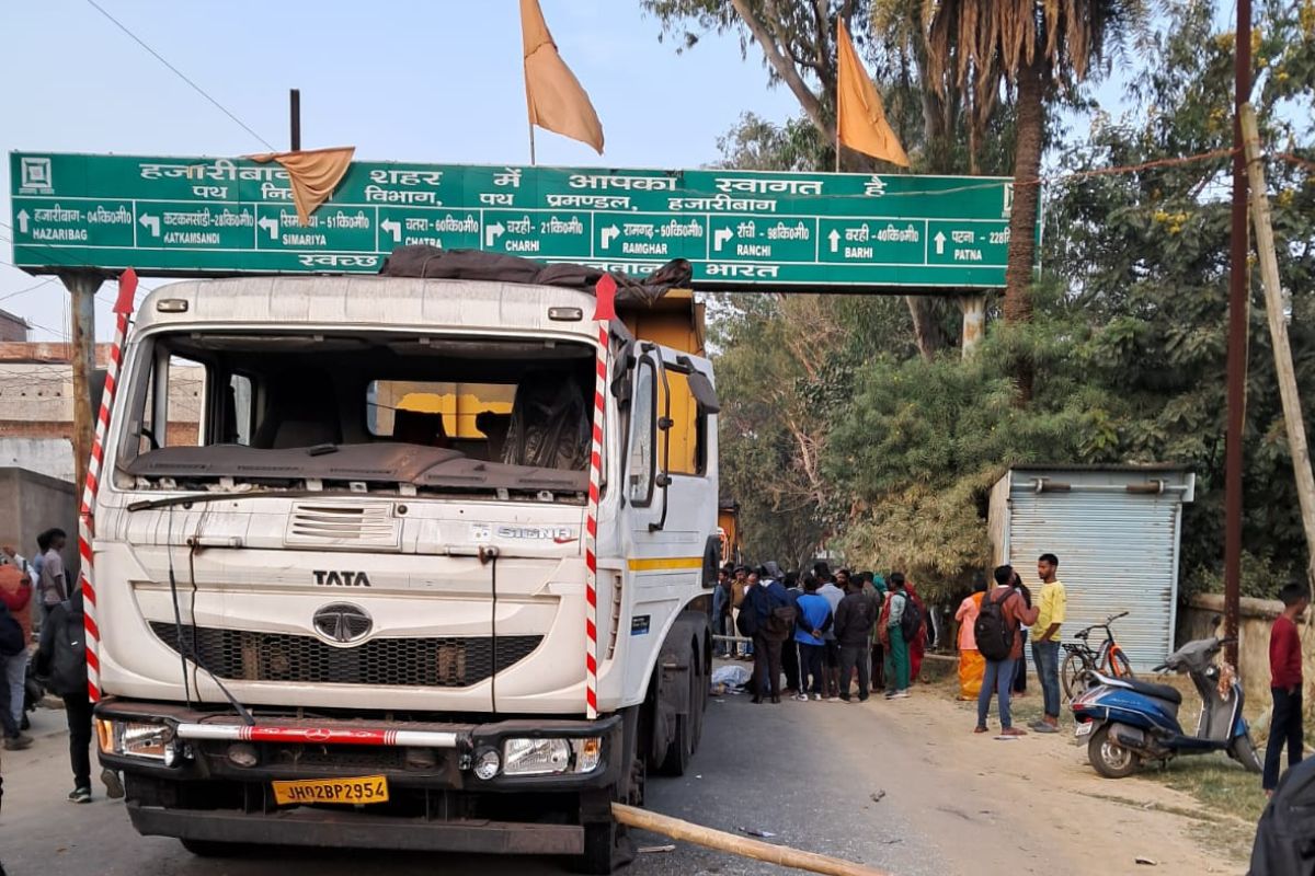 Road Accident In Hazaribagh: 22 चक्का ट्रक ने स्कूटी सवार को रौंदा, मां-बेटे की मौत, डीपीएस का छात्र था मृतक