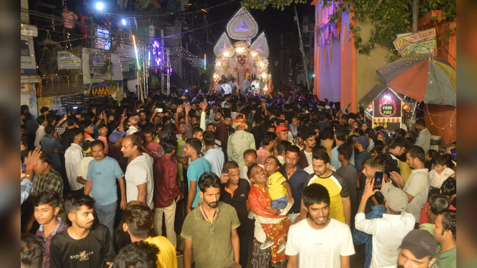 Bihar News: भागलपुर में काली प्रतिमा विसर्जन शोभायात्रा की तस्वीरें, मां को विदा करने उमड़ी भीड़