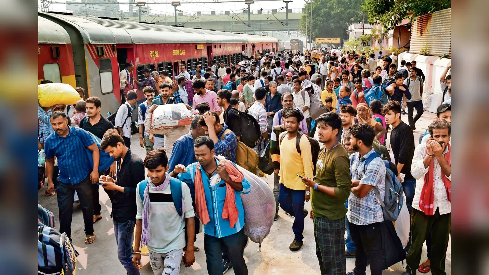 Photos: पटना पहुंच रही खचाखच भरी ट्रेनें, अपनी कंफर्म सीट पर बैठने तक को तरस रहे यात्री
