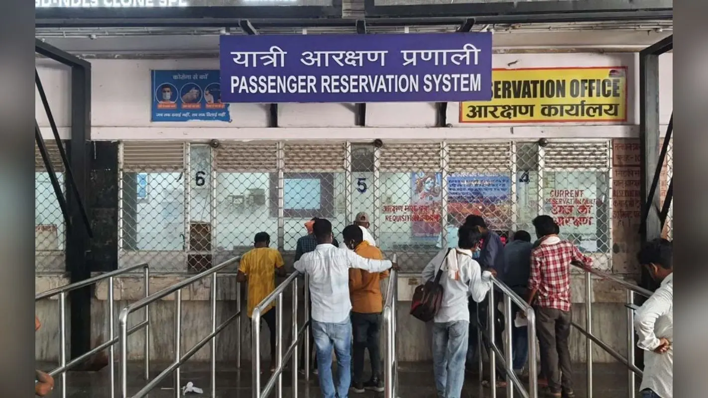 Kaimur: रिजर्वेशन काउंटर पर दलालों का कब्जा, लिंक फेल करने के लिये काट देते हैं तार