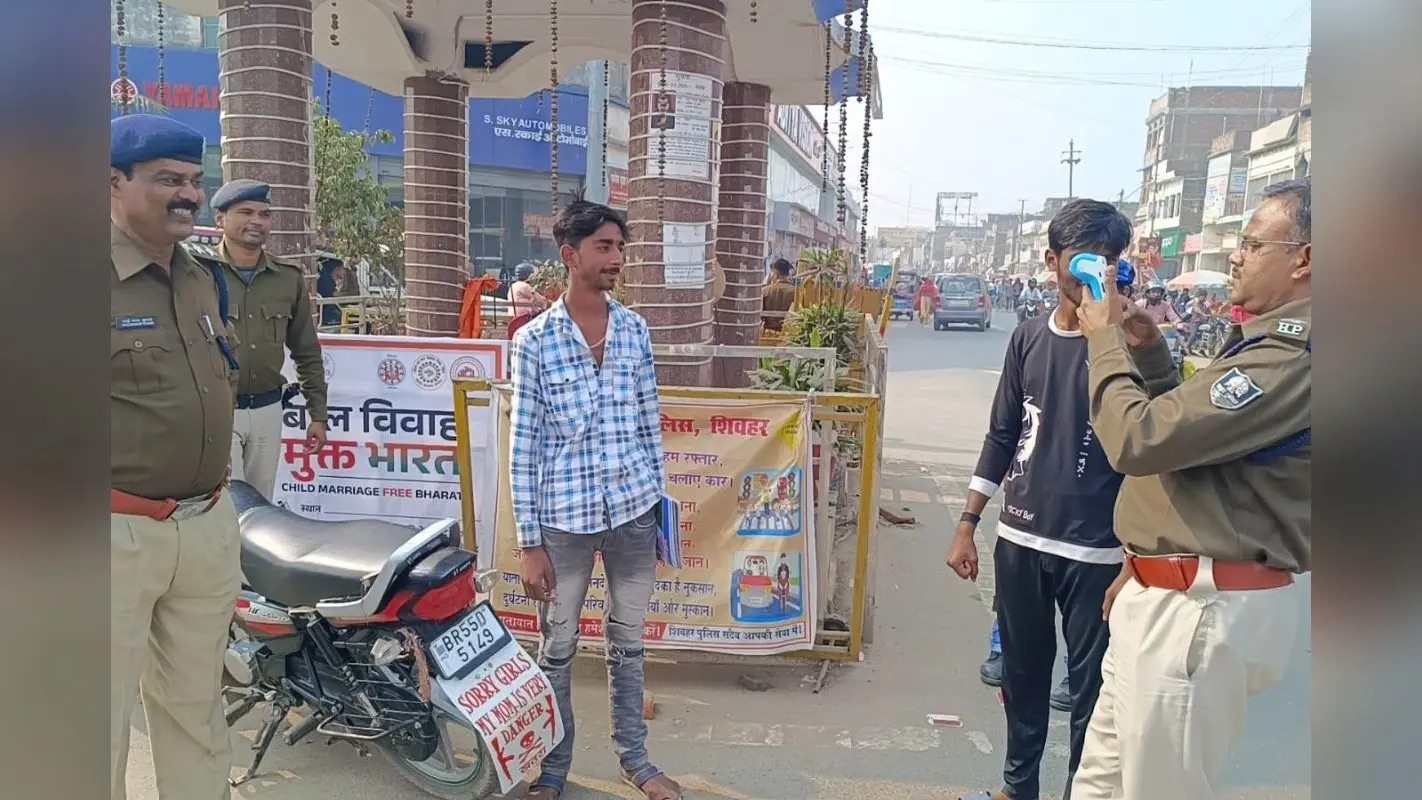 ‘सॉरी गर्ल्स माई मॉम इज वेरी डेंजरस’ बाइक पर लिखवाना पड़ा भारी, DSP ने खुद काटा 1500 का चालान