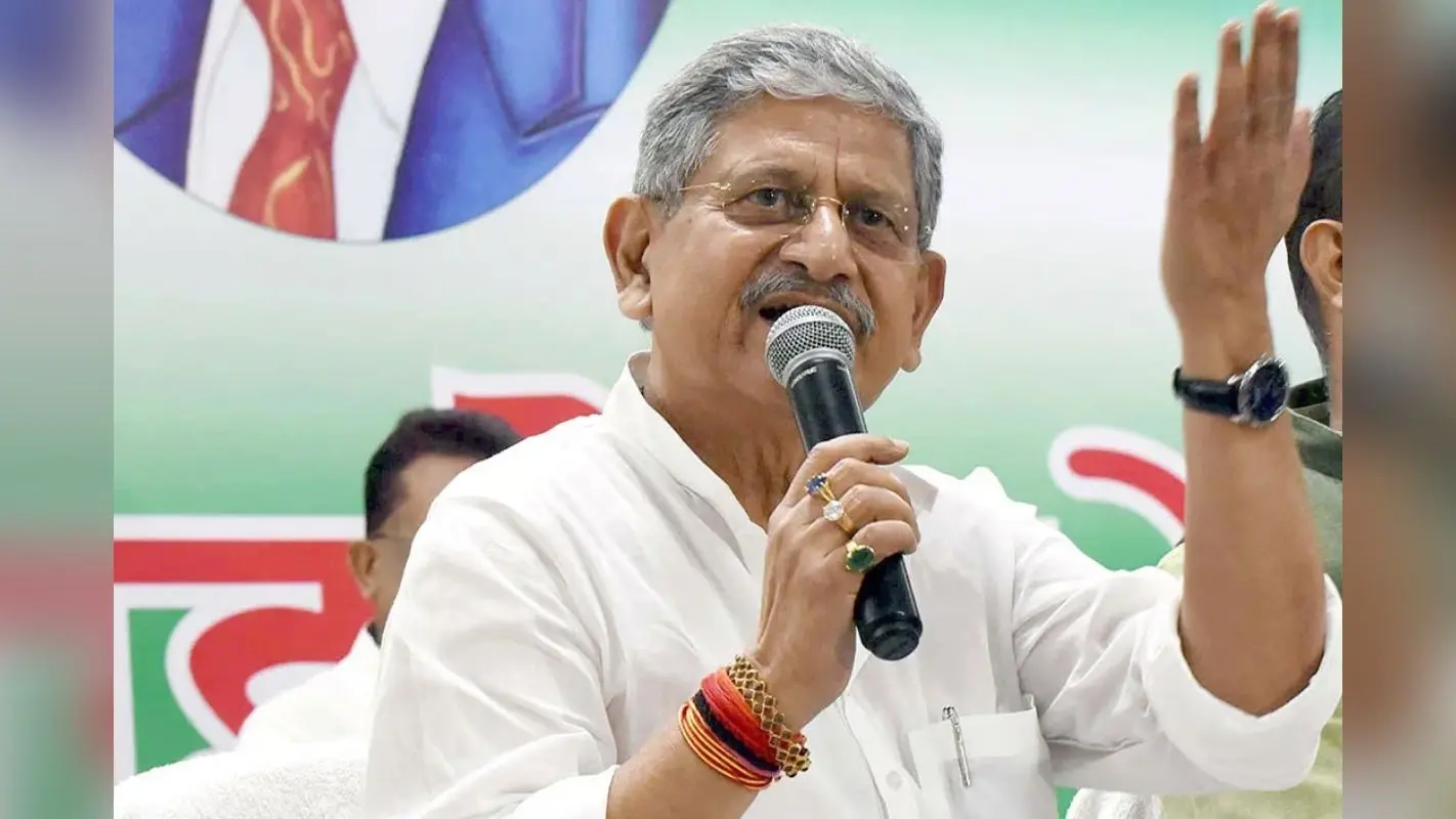 Chhapra: भाई की शादी का कार्ड बांटने जा रहे युवकों को कार ने मारी टक्कर, हालत गंभीर