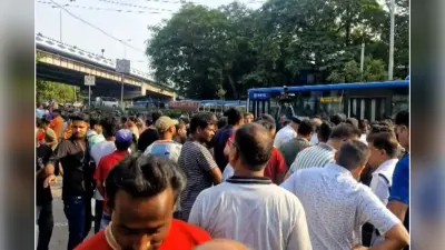 Kolkata News : दो बसों की आगे निकलने की होड़ में गई छात्र की जान, मचा हंगामा
