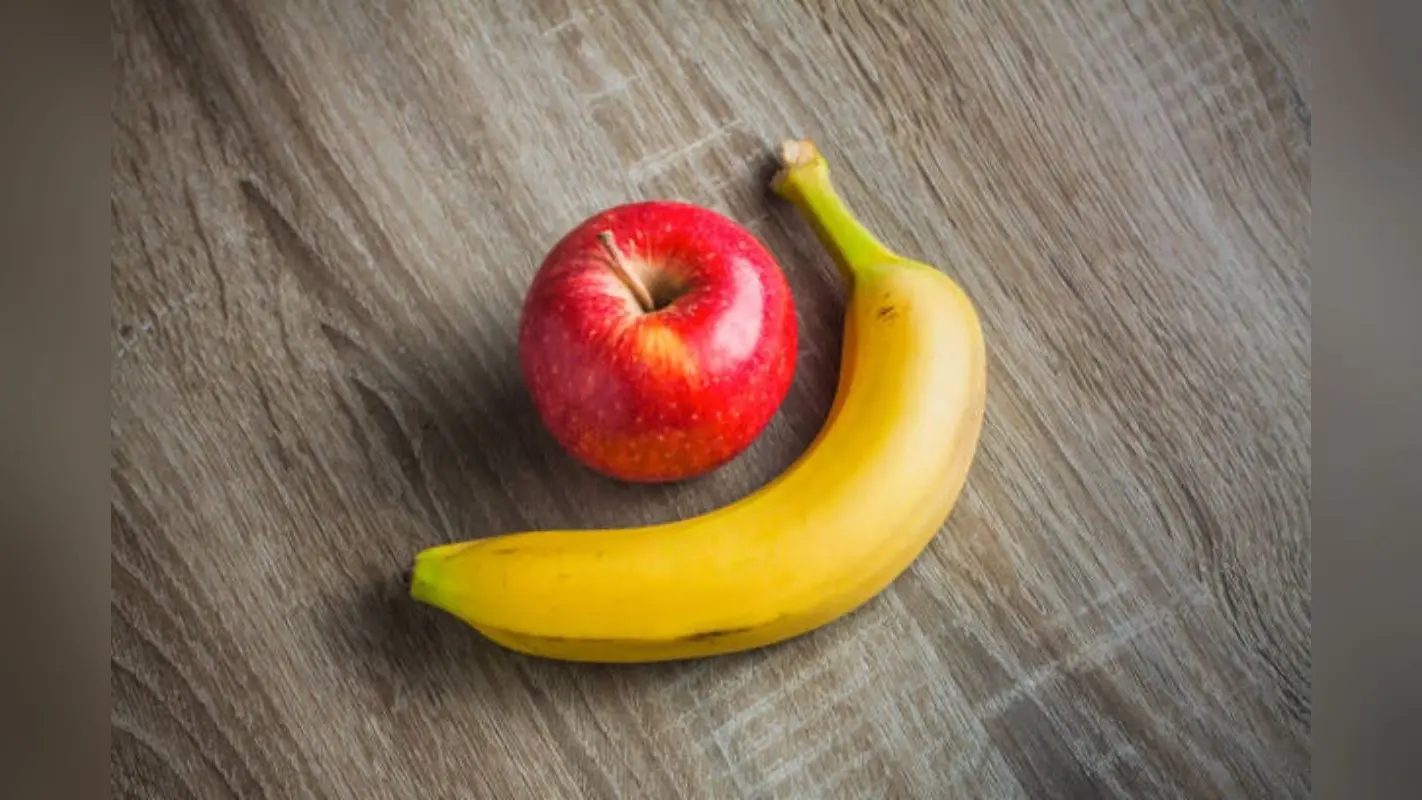 Health Tips: क्या होगा अगर आप एक साथ खा लें सेब और केला? पाएं चौंकाने वाला जवाब