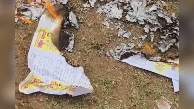बाघमारा में उम्मीदवार की पर्ची जलाई, भाजपा और निर्दलीय प्रत्याशियों के समर्थकों में झड़प, देखें Video