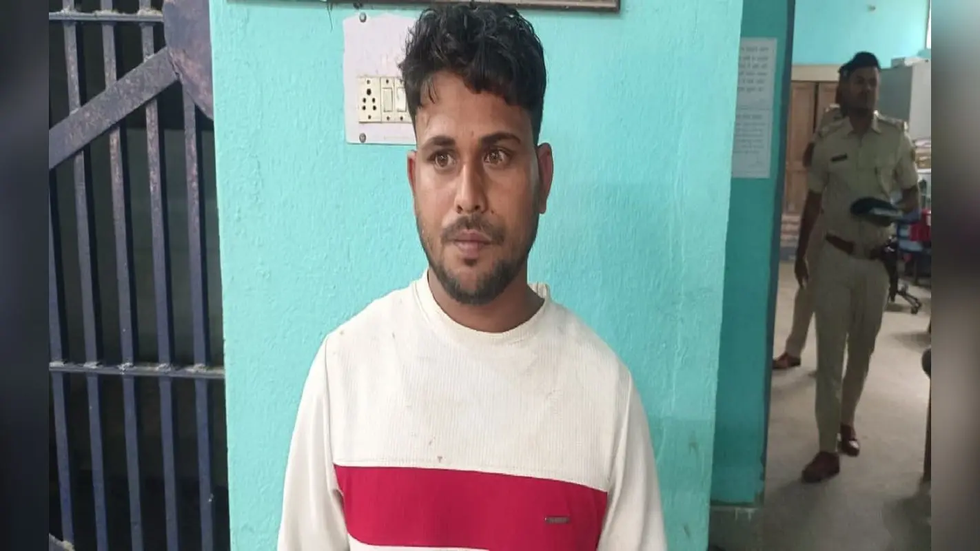 बिहार के बांका में बक्से में छिपा था शराब माफिया, गिरफ्तार करते ही पुलिस पर पीछे से हुआ जानलेवा हमला