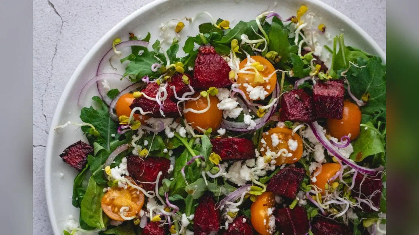 Beetroot And Sprout Mix Salad: त्वचा को हेल्दी और ग्लोइंग बनाए रखेगा ये सलाद
