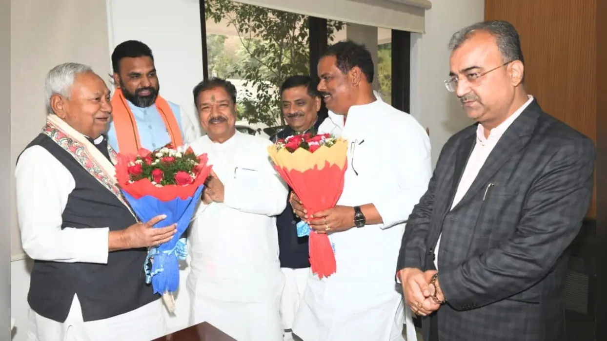Bihar By Election: एनडीए की जीत के बाद CM नीतीश ने बुलाई बैठक, सभी बड़े नेता पहुंचे मुख्यमंत्री आवास