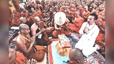Bodh Gaya: बोधिवृक्ष की छांव तले 700 भिक्षुओं को मिला चीवरदान, विश्व शांति के लिए की प्रार्थना