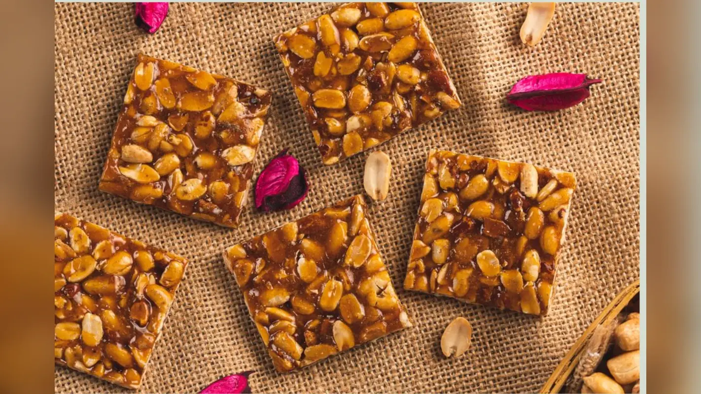 Jaggery Peanut Chikki Recipe: सेहत के लिए फायदेमंद और स्वाद में लाजवाब होती है गुड़ और मूंगफली की चिक्की
