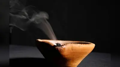 Diwali: लक्ष्मी पूजा के बाद दीयों का क्या करें? भूलकर भी न करें ये गलती