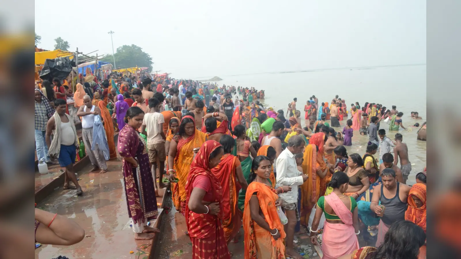 Photos: भागलपुर में गंगा स्नान करने उमड़ रही श्रद्धालुओं की भीड़, देखिए गंगा घाटों पर जमा हुजूम…