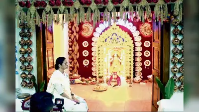 कालीपूजा : सीएम आवास पर पहुंचे नेता-मंत्री और अफसर
