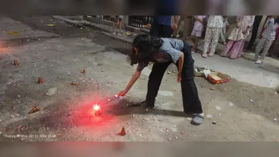 जिले में धूमधाम से मनायी गयी दीपावली, श्रद्धापूर्वक हुई गणेश-लक्ष्मी की पूजा, रात भर रही पटाखों की गूंज