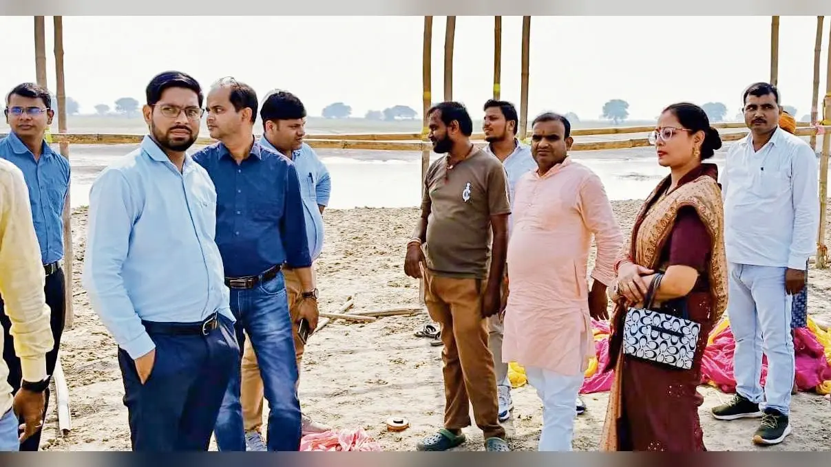 Chhapra News : छठ पर्व को लेकर घाटों की साफ-सफाई कराने में जुटा नगर निगम प्रशासन