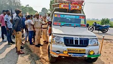 Chhapra News : पिकअप की चपेट में आने से बाइक सवार दो युवक घायल