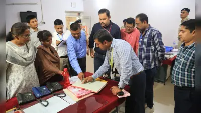 BOKARO NEWS: सामान्य व व्यय प्रेक्षक ने किया मीडिया व एमसीएमसी कोषांग का निरीक्षण