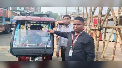 वाहनों पर स्टीकर चस्पा कर मतदाताओं को किया गया जागरूक