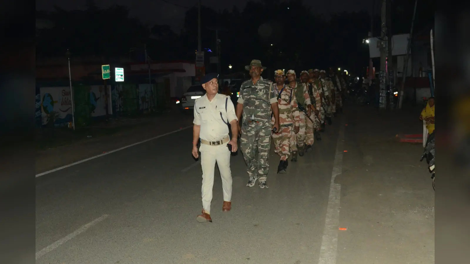 पुलिसकर्मियों ने शहर में निकाला फ्लैग मार्च, चुनाव में शांति व कानून व्यवस्था बनाये रखने की अपील