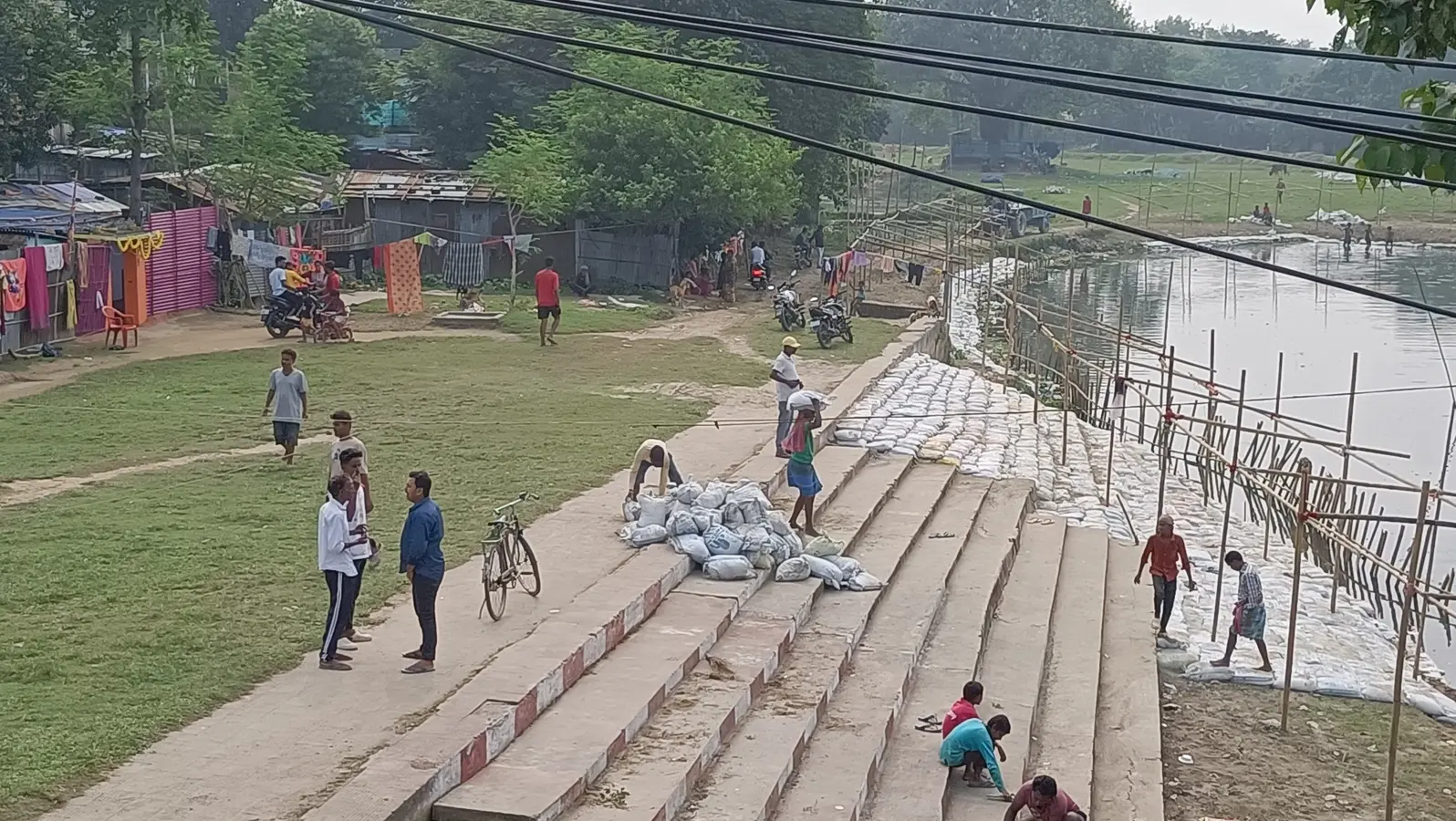 आस्था के महापर्व छठ पर घाटों की सफाई का कार्य जारी