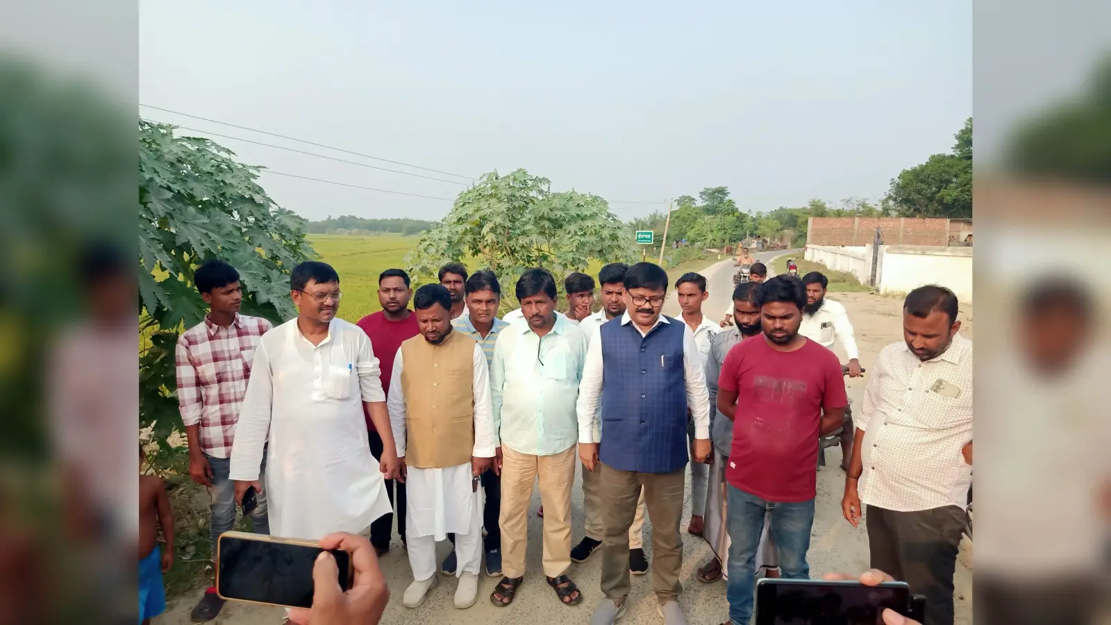 सड़क बनाने में अनियमितता को लेकर संवेदक पर लगा आरोप