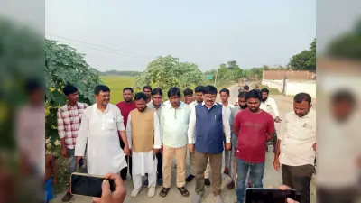 सड़क बनाने में अनियमितता को लेकर संवेदक पर लगा आरोप