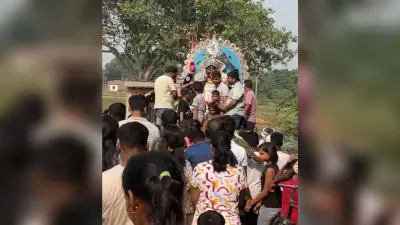 नम आंखों से मां काली की प्रतिमा का किया गया विसर्जन