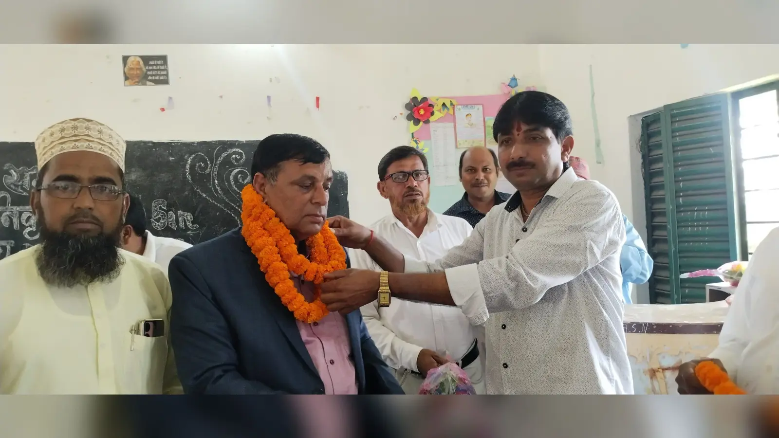 शिक्षकों ने शॉल ओढ़ाकर बीइइओ को दी विदाई