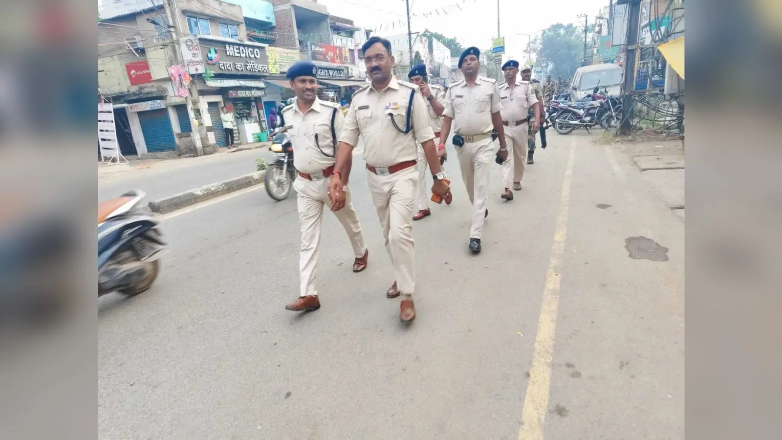 Jamshedpur News : शहर में पुलिस और अर्द्ध सैनिक बलों ने किया फ्लैग मार्च