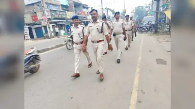 Jamshedpur News : शहर में पुलिस और अर्द्ध सैनिक बलों ने किया फ्लैग मार्च