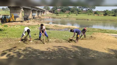 Giridih News : छठ घाटों की सफाई शुरू, लगाये गये मजदूर व जेसीबी