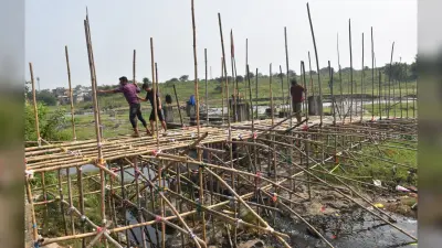 BOKARO NEWS: श्रद्धालुओं की सुविधा के लिए गरगा व सिंगारी जोरिया पर बन रही बांस की 11 अस्थाई पुलिया